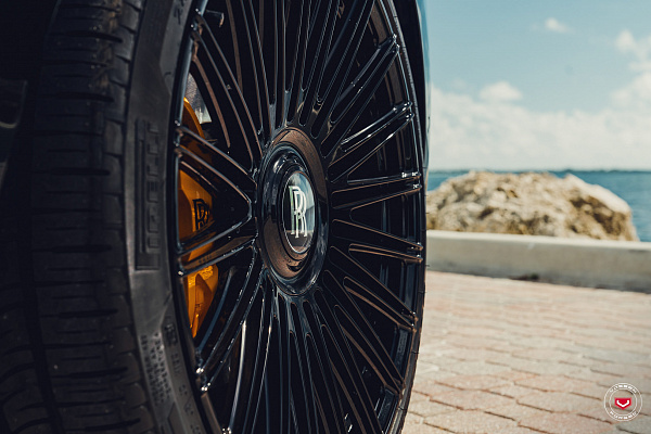 Фото дисков Vossen S17-14 Черный глянец на Rolls-Royce Cullinan