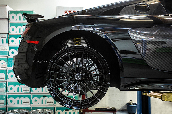 Фото дисков Brixton Forged HS1 Черный глянец на Audi R8 (4S)