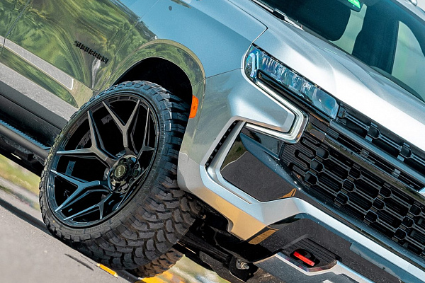 Фото дисков 4PLAY 4P06 Черный глянец на Chevrolet Suburban XII