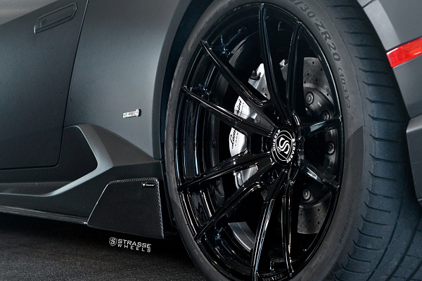 Фото дисков Strasse Wheels SV1 Deep Concave Monoblock Черный глянец на Lamborghini Huracan