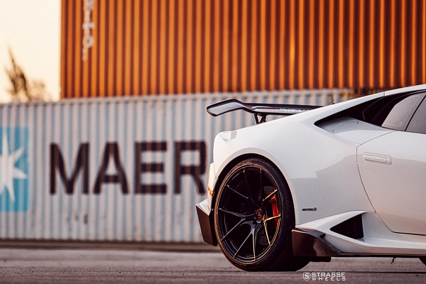 Фото дисков Strasse Wheels SM5R Deep Concave Monoblock Черный глянец на Lamborghini Huracan