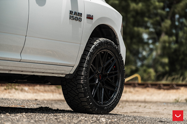 Фото дисков Vossen HF-7 Черный глянец на Ram 1500 IV