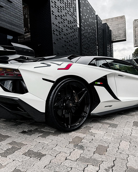 Фото дисков PF5 Черный глянец на Lamborghini Aventador
