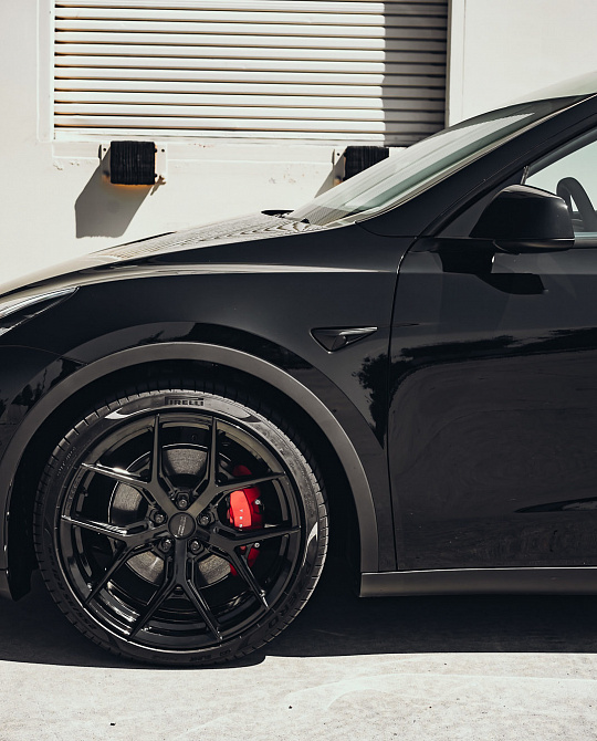 Фото дисков HF-5 Черный глянец на Tesla Model Y