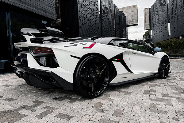 Фото дисков Brixton Forged PF5 Черный глянец на Lamborghini Aventador