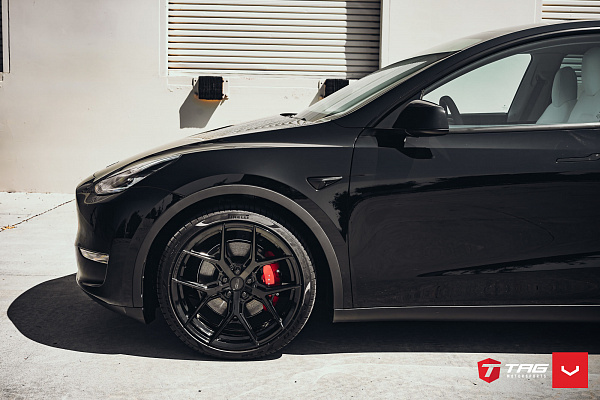 Фото дисков Vossen HF-5 Черный глянец на Tesla Model Y