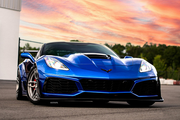 Фото дисков Strasse Wheels SV4 Deep Concave Duoblock Сатиновый темный лак на Chevrolet Corvette C7