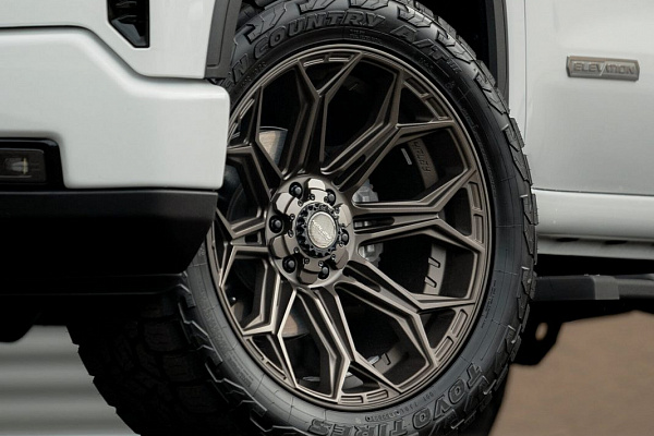 Фото дисков 4PLAY 4P83 Сатиновая темная бронза на GMC Sierra IV