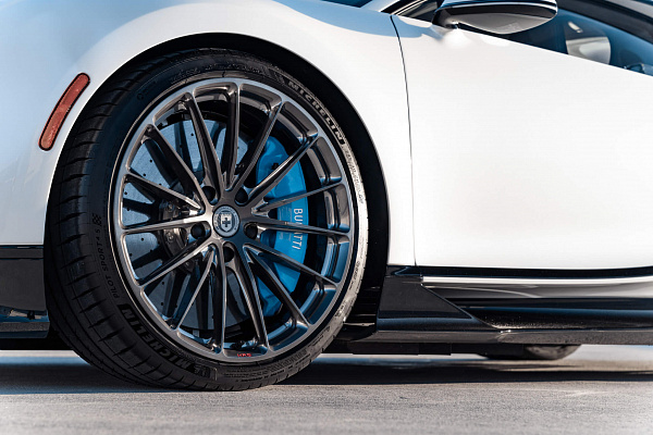 Фото дисков HRE P103 Глянцевый темный лак на Bugatti Chiron