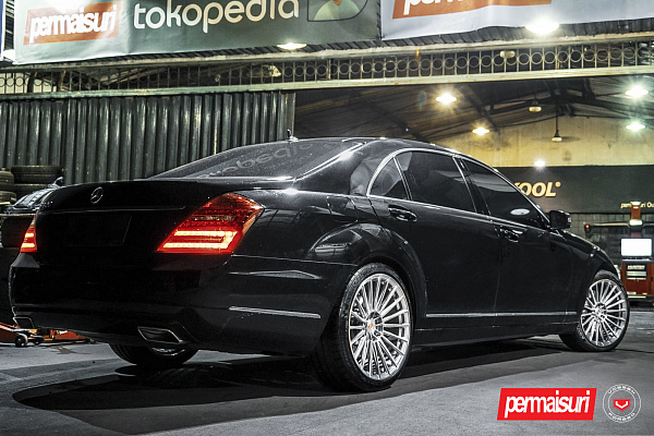 Фото дисков Vossen S17-04 Глянцевый лак на Mercedes-Benz S-Class (W221)