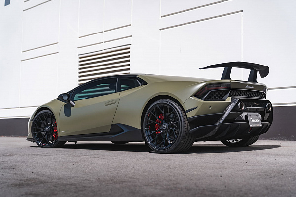 Фото дисков Brixton Forged PF10 Черный глянец на Lamborghini Huracan
