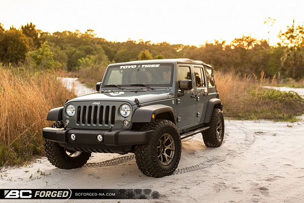 Фото дисков BC Forged RZ05 Сатиновая бронза на Jeep Wrangler III (JK)