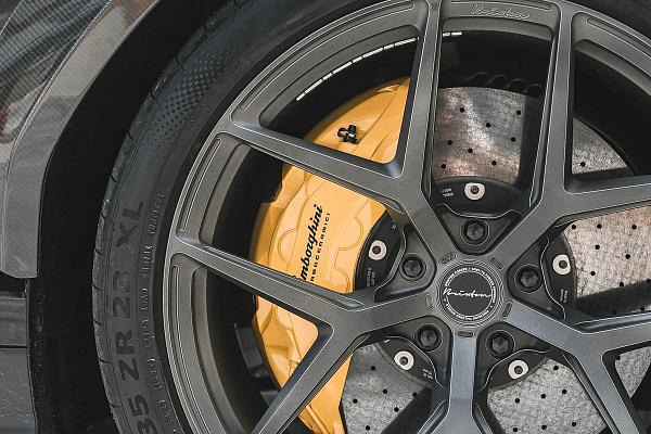 Фото дисков Brixton Forged PF7 Сатиновый темный лак на Lamborghini Urus
