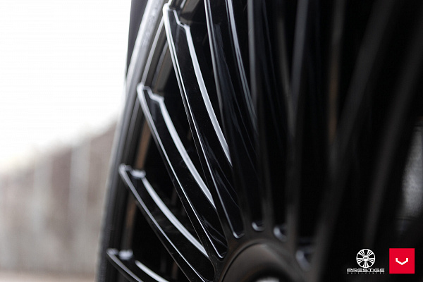 Фото дисков Vossen HF-8 Черный глянец на Land Rover Defender II