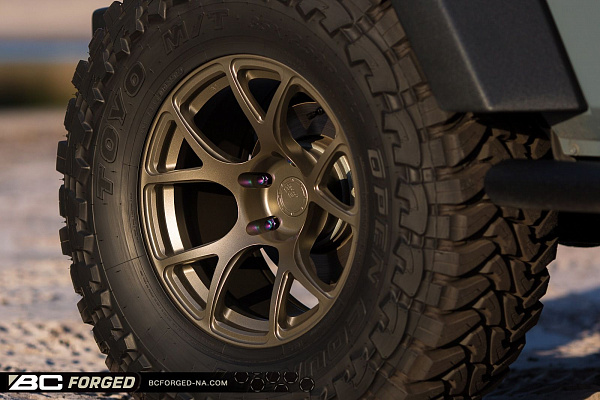 Фото дисков BC Forged RZ05 Сатиновая бронза на Jeep Wrangler III (JK)