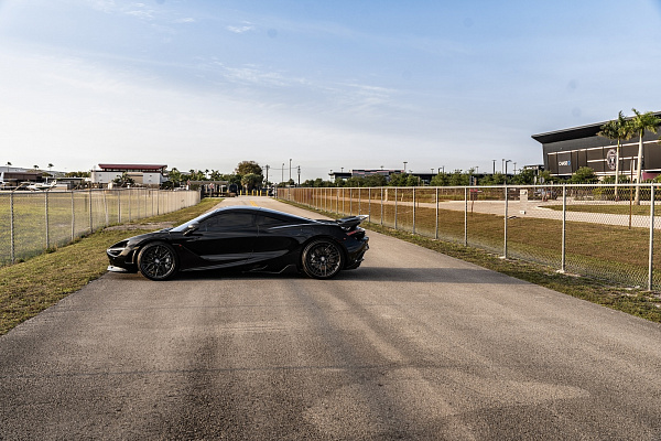 Фото дисков Strasse Wheels SV10M Deep Concave FS Другой цвет на McLaren 720S