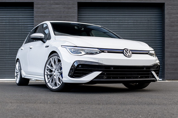 Фото дисков Bola FLS Сатиновый лак на Volkswagen Golf VIII