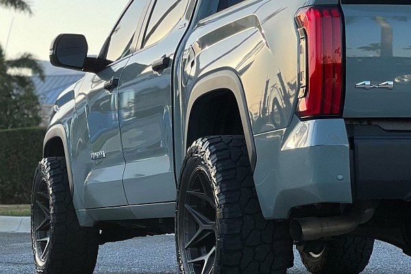 Фото дисков 4PLAY 4P06 Сатиновая бронза на Toyota Tundra III