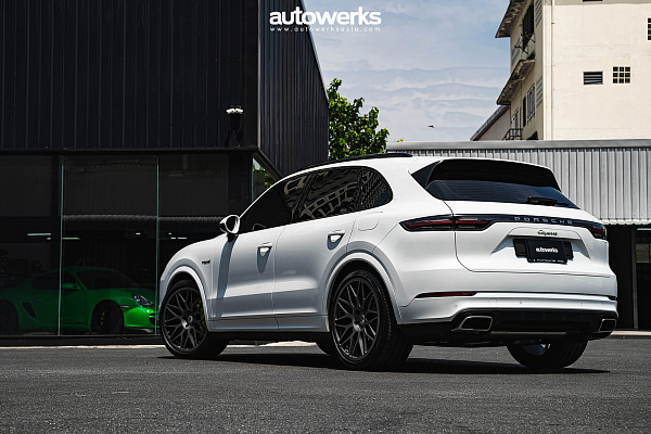 Фото дисков HRE 300M Сатиновый графит на Porsche Cayenne III
