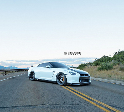 Фото дисков Strasse Wheels R10 Performance на Nissan GT-R