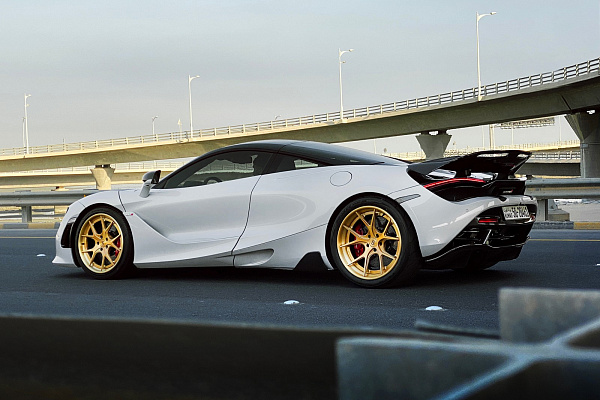 Фото дисков Strasse Wheels SM5R Deep Concave FS Сатиновое золото на McLaren 720S