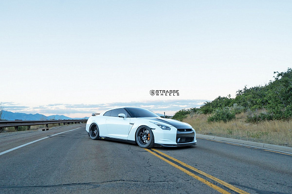 Фото дисков Strasse Wheels R10 Performance Черный глянец на Nissan GT-R