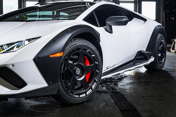Фото дисков Brixton Forged TR04 AERO1 Черный сатин на Lamborghini Huracan