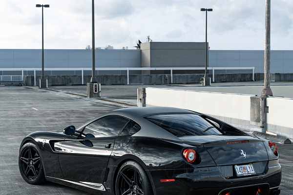 Фото дисков Strasse Wheels SV2 Deep Concave Duoblock Другой цвет на Ferrari 599