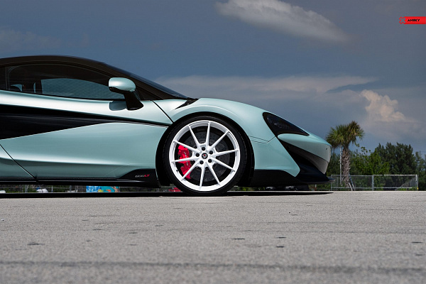 Фото дисков Anrky AN18 Белый глянец на McLaren 600