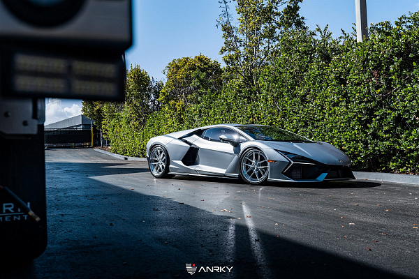 Фото дисков Anrky XR-301 Глянцевый лак на Lamborghini Revuelto