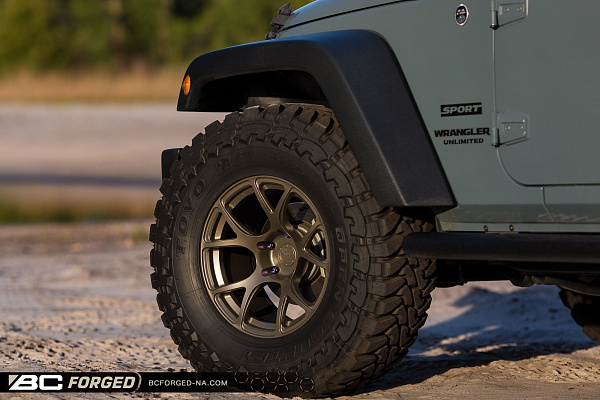Фото дисков BC Forged RZ05 Сатиновая бронза на Jeep Wrangler III (JK)