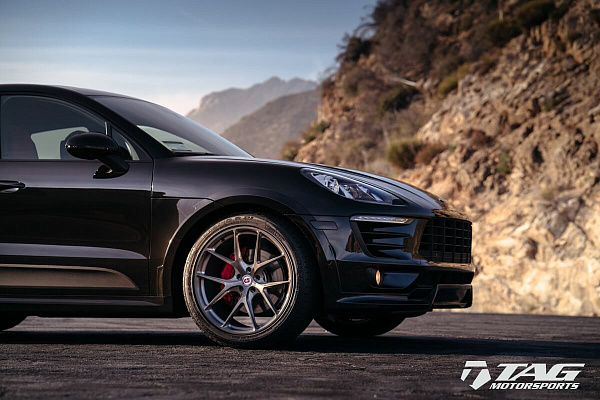 Фото дисков HRE P101 Глянцевый темный лак на Porsche Macan I