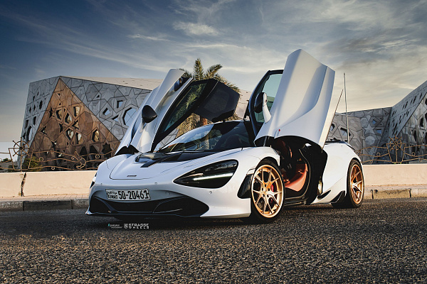 Фото дисков Strasse Wheels SM5R Deep Concave FS Сатиновое золото на McLaren 720S