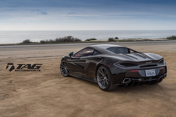 Фото дисков HRE P104 Глянцевый темный лак на McLaren 570S