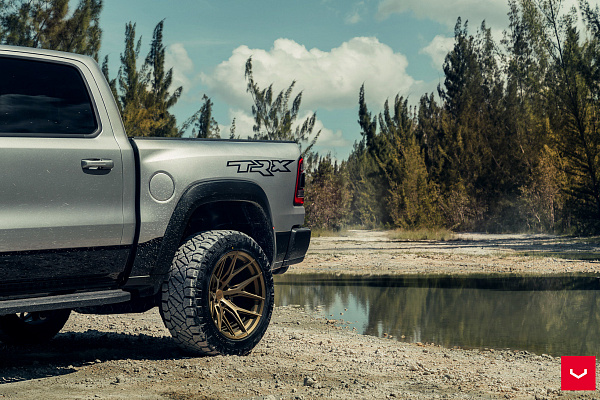 Фото дисков Vossen HF6-4 Сатиновое темное золото на Ram 1500 V