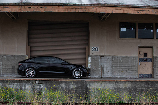 Фото дисков HRE FF10 Серебро на Tesla Model 3