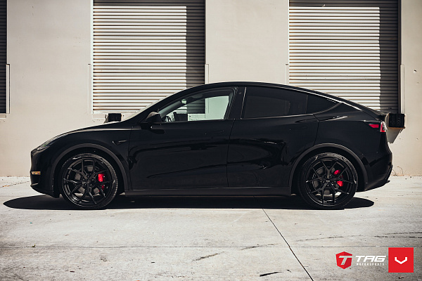 Фото дисков Vossen HF-5 Черный глянец на Tesla Model Y