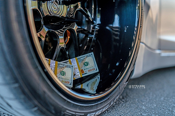 Фото дисков Strasse Wheels SV8 Signature Черный глянец на Nissan GT-R