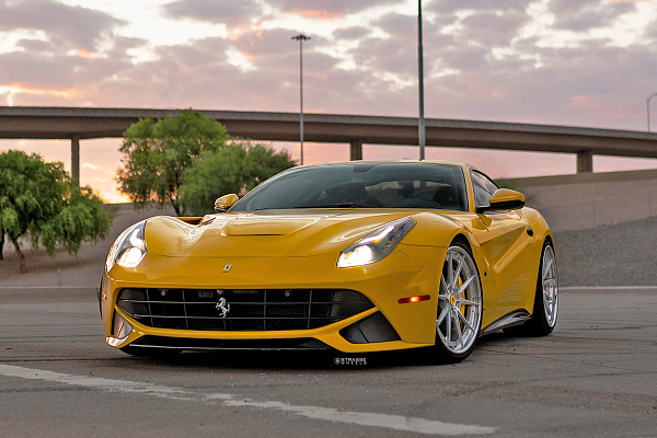 Фото дисков Strasse Wheels SV10 Deep Concave FS Глянцевый лак на Ferrari 812