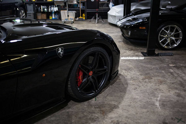 Фото дисков HRE P107 Черный сатин на Ferrari 599
