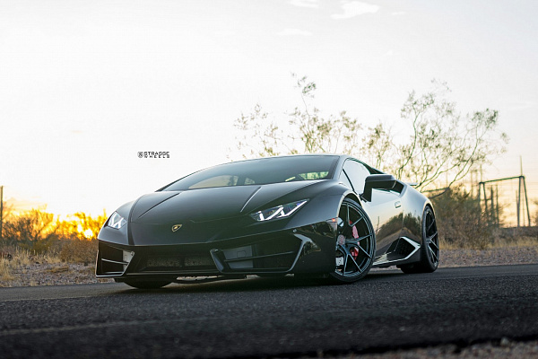 Фото дисков Strasse Wheels SM5R Deep Concave Monoblock Черный глянец на Lamborghini Huracan