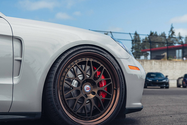 Фото дисков HRE 300 Сатиновая темная бронза на Porsche Panamera III