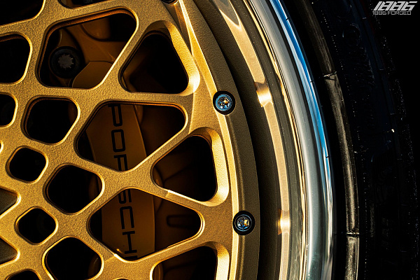 Фото дисков 1886 Wheels S009 Сатиновое золото на Porsche 911 VIII