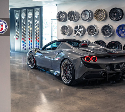 Фото дисков HRE 520 на Ferrari F8