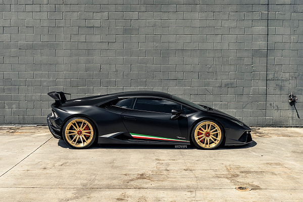 Фото дисков Strasse Wheels SV12 Deep Concave Duoblock Сатиновое золото на Lamborghini Huracan