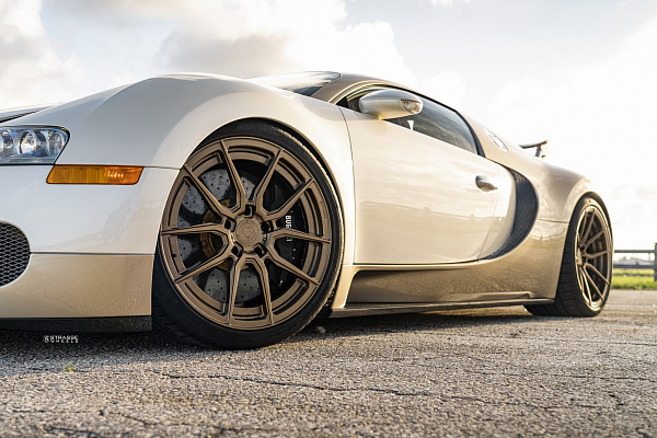 Фото дисков Strasse Wheels SV5 Deep Concave Duoblock Сатиновая бронза на Bugatti Veyron