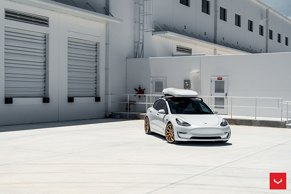 Фото дисков Vossen HF-2 Сатиновое золото на Tesla Model 3