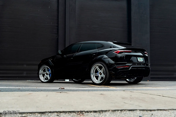 Фото дисков 1886 Wheels XR003 Сатиновый лак на Lamborghini Urus