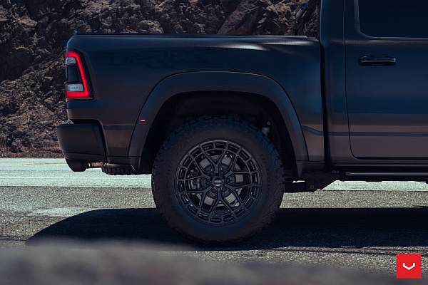 Фото дисков Vossen HFX-1 (6-Lug) Черный глянец на Ram 1500 V