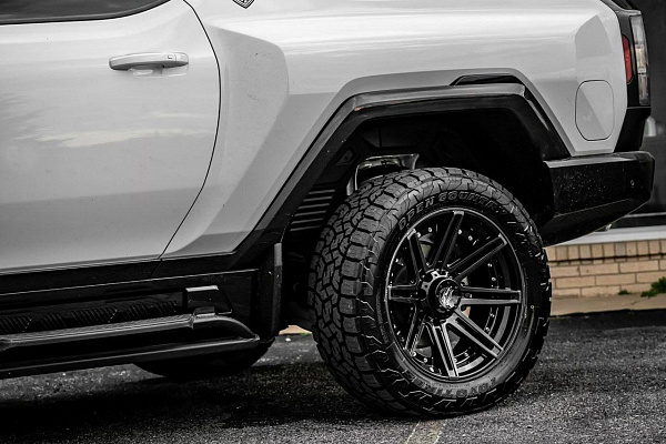 Фото дисков 4PLAY 4P08 Черный глянец на GMC Hummer EV